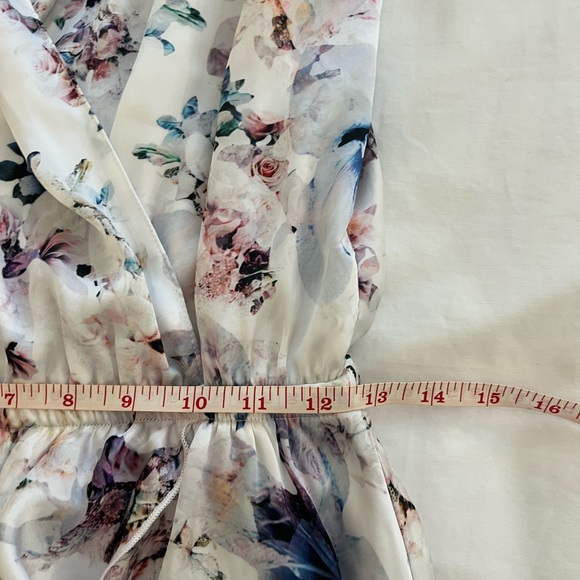 Show me your MuMu floral print size L waist band stretches. Straps adjust - Picture 13 of 13